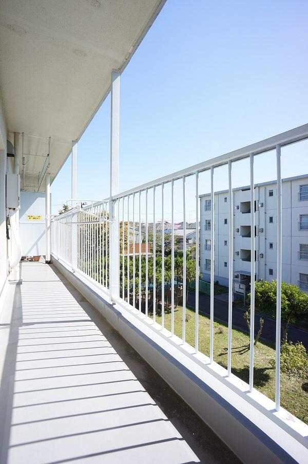 Balcony. Wide balcony! LDK ・ You go out on the balcony from south Western-style!