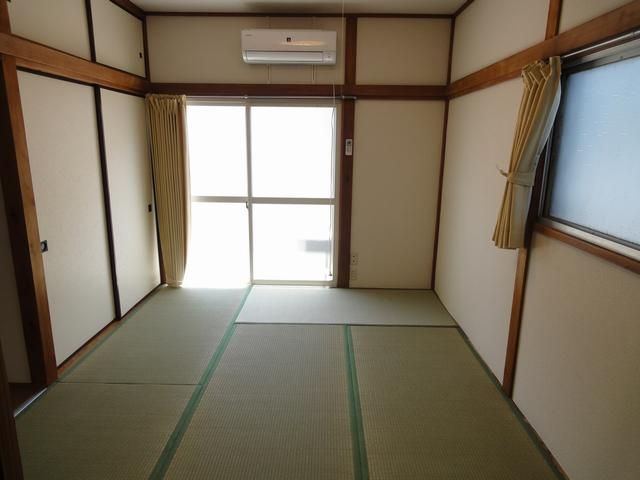 Living and room. Japanese-style room 6 quires. It is a window often because it is a corner room.