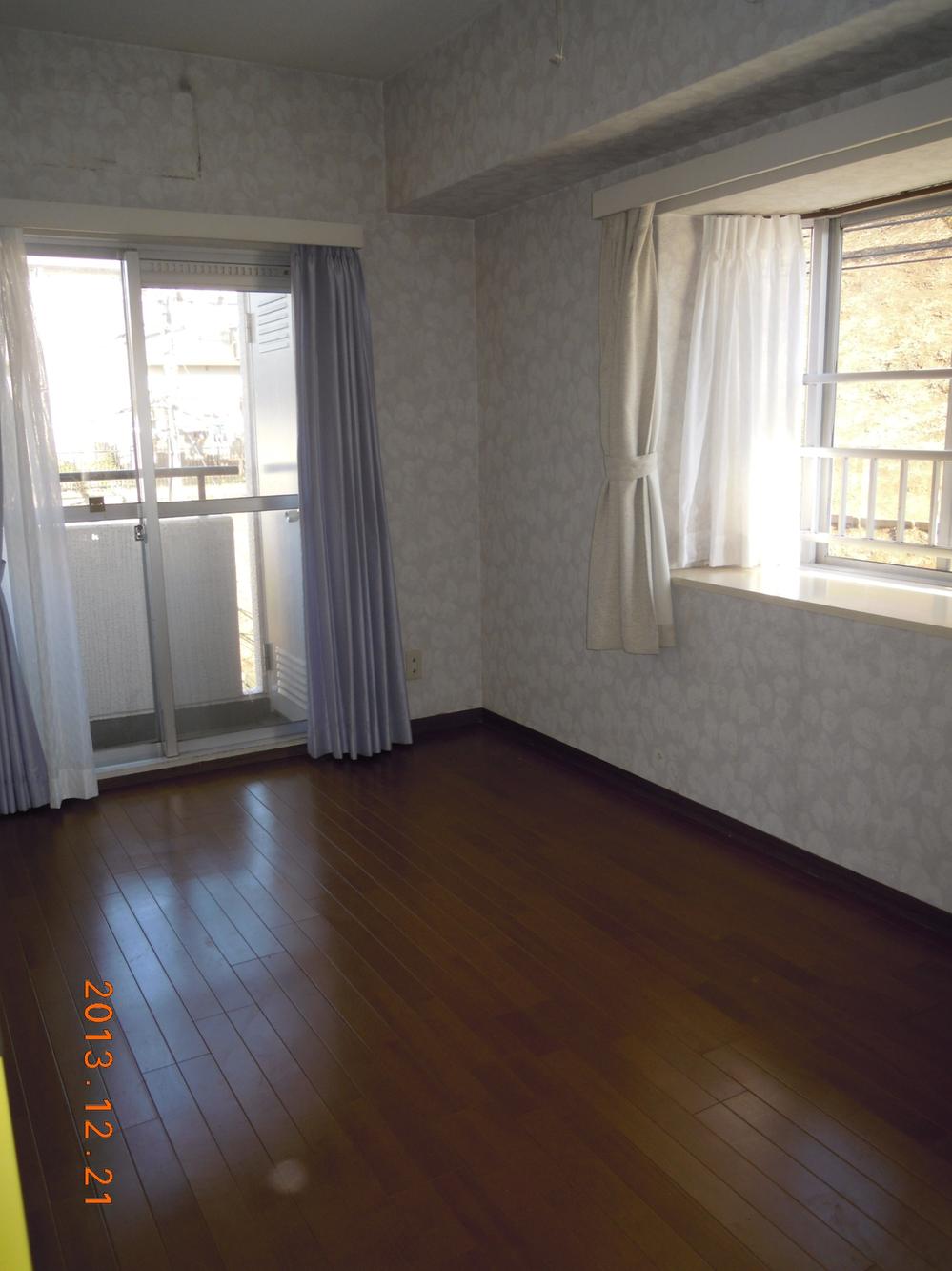 Non-living room. Indoor (12 May 2013) Shooting