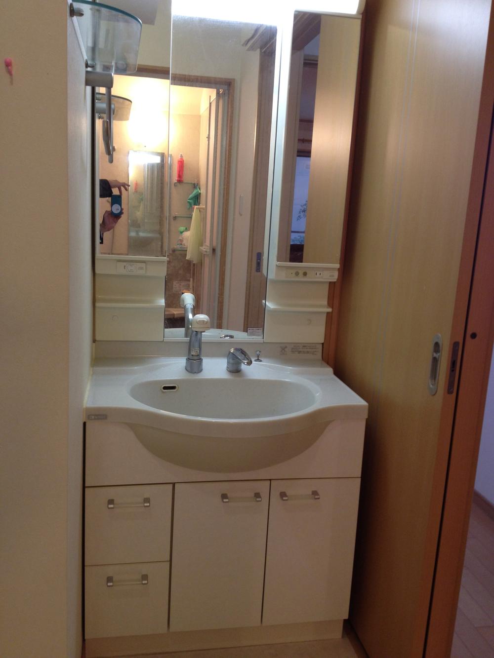 Wash basin, toilet