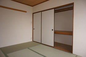 Living and room. South Japanese-style room 6 quires