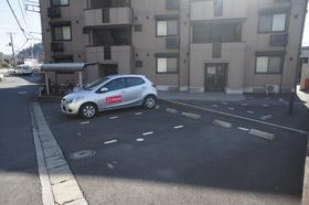 Building appearance. On-site parking