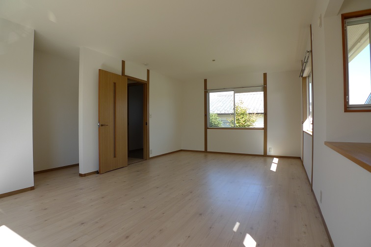 Living and room. Second floor 14 quires of Western-style.