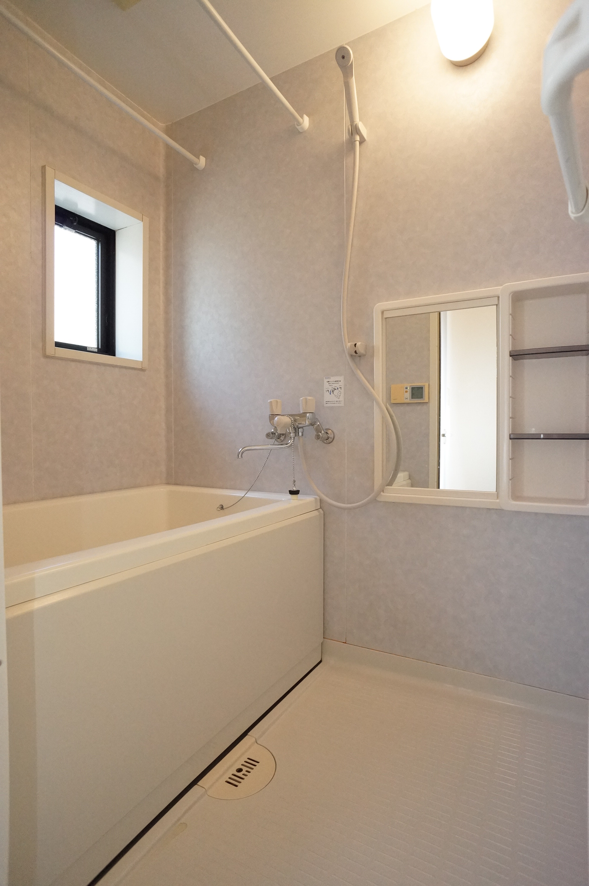Bath. Additional heating with hot water supply! Exhaust Fan ・ There are window!