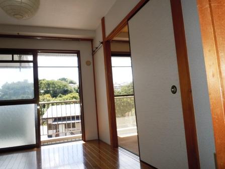 Living and room. South Western and Japanese-style room has been partitioned with bran