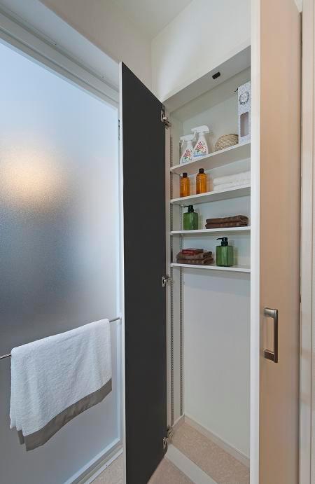 Receipt. Set up a storage space of large capacity in the bathroom. There is also under-floor storage, I'm happy to be able to organize and clean the cluttered-prone household goods. (Sale Models House)