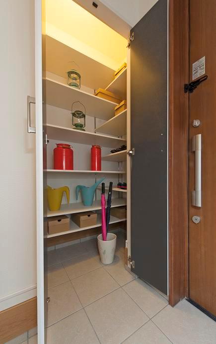 Receipt. Storage space in the entrance. Convenience can be directly accommodated came back from outside, such as daily necessities and outdoor supplies. (Sale Models House)
