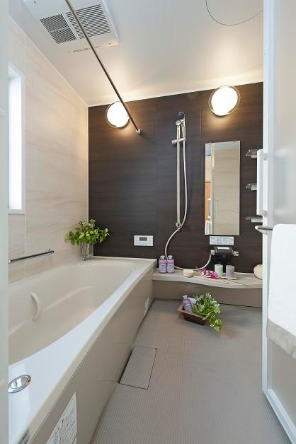 Bathroom. Bright bathroom light from windows plugged. Encouraging also to the washing of a rainy day with a bathroom dryer. (Sale Models House)