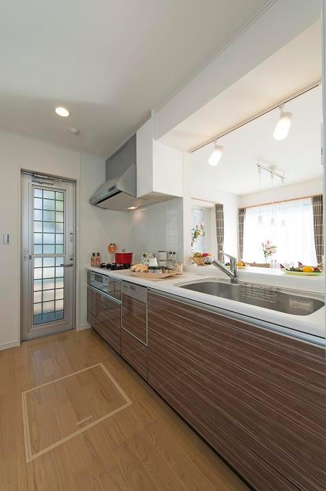 Kitchen. Comfortable and easy to use is functional system Kitchen. As it is the back door, which is to go outside it is designed, Also very convenient in a busy morning, such as garbage disposal. (Sale Models House)