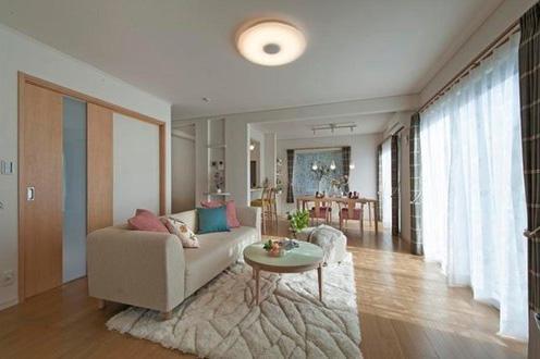 Living. Sunlight from the large windows with plenty of falling is color brighten the living. To create a cozy space in a synergistic effect of the room was white and keynote. (Sale Models House)