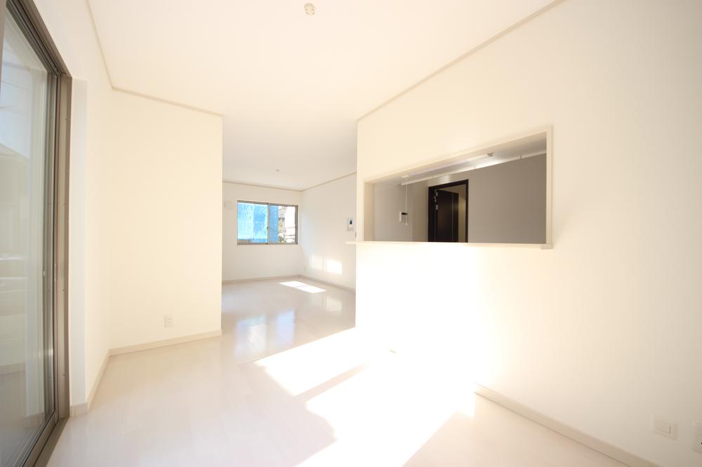 Same specifications photos (living). The interior is a construction example of the LDK was the keynote of the "white". Room there is a bright, clean feeling. You are able to delicious dishes in the popular counter kitchen?! ?