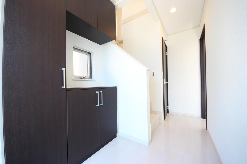 Same specifications photos (Other introspection). It is the entrance of construction cases. We accented with black and white interior. It is fashionable even if the floor and joinery of color in reverse.