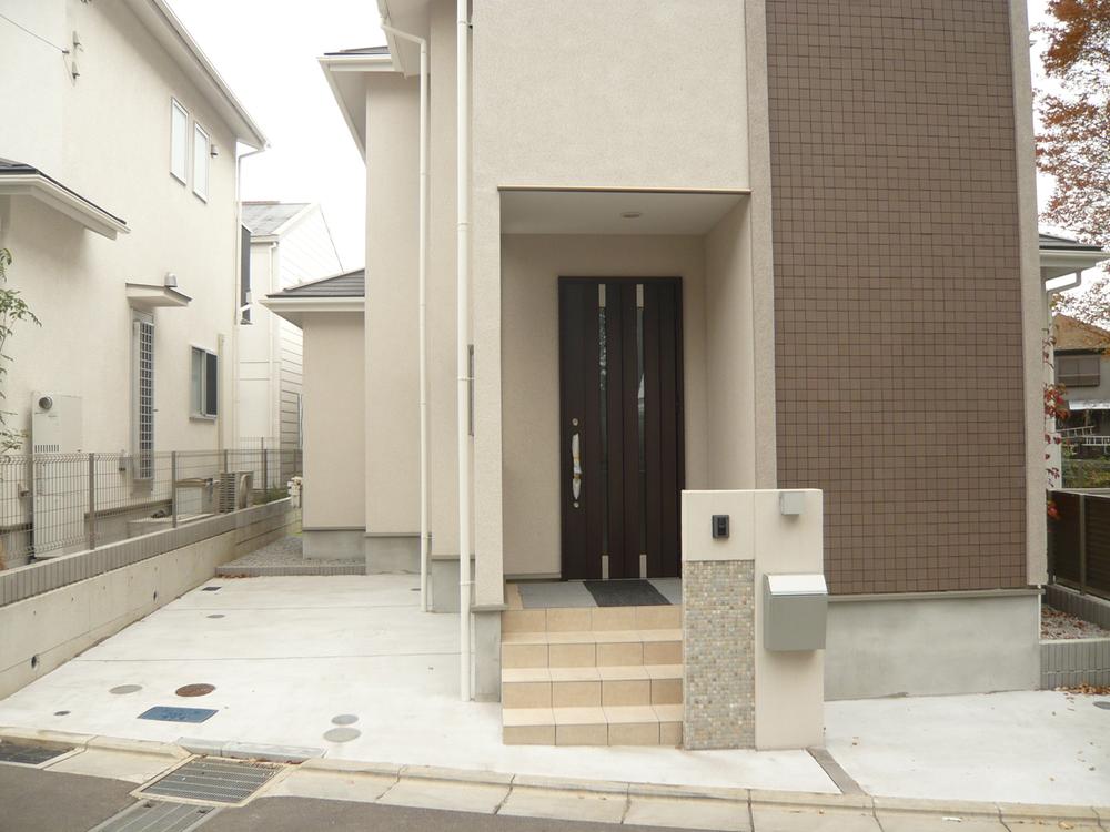 Local appearance photo. Parking spaces 1 cars. Also have space to put the bike on the right side. 