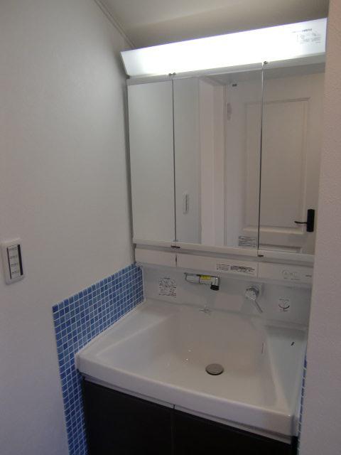 Wash basin, toilet. Local (12 May 2013) Shooting