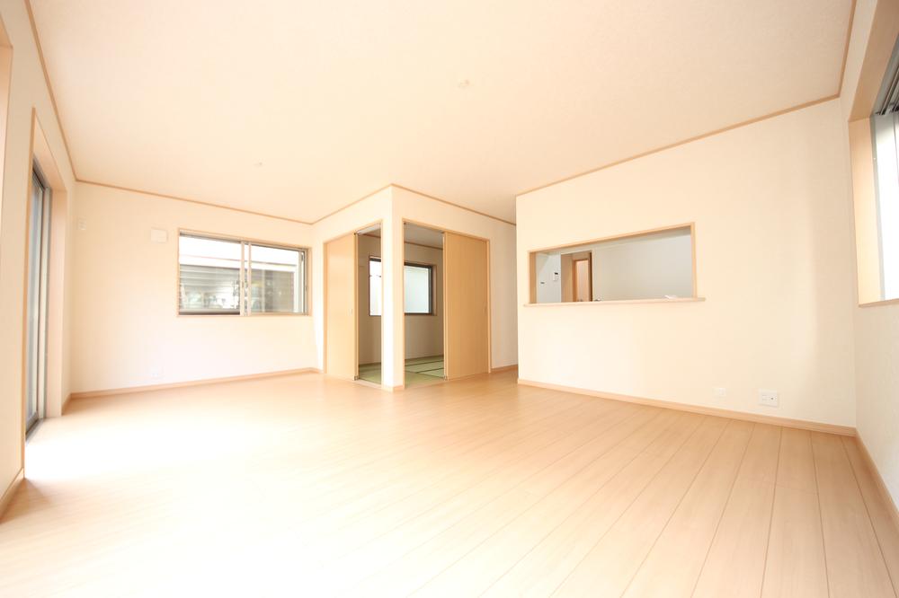 Same specifications photos (living). The two sides release formula of Japanese-style room is a construction example of LDK adjacent. You want people Ya-to-use greatly LDK usually, I would recommend the LDK for those visitors often.