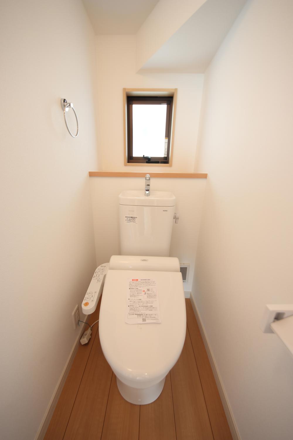Toilet. It is the toilet of the same specification. Toilet You can install two places. One place is Washlet, Two places first is warm toilet is standard construction.