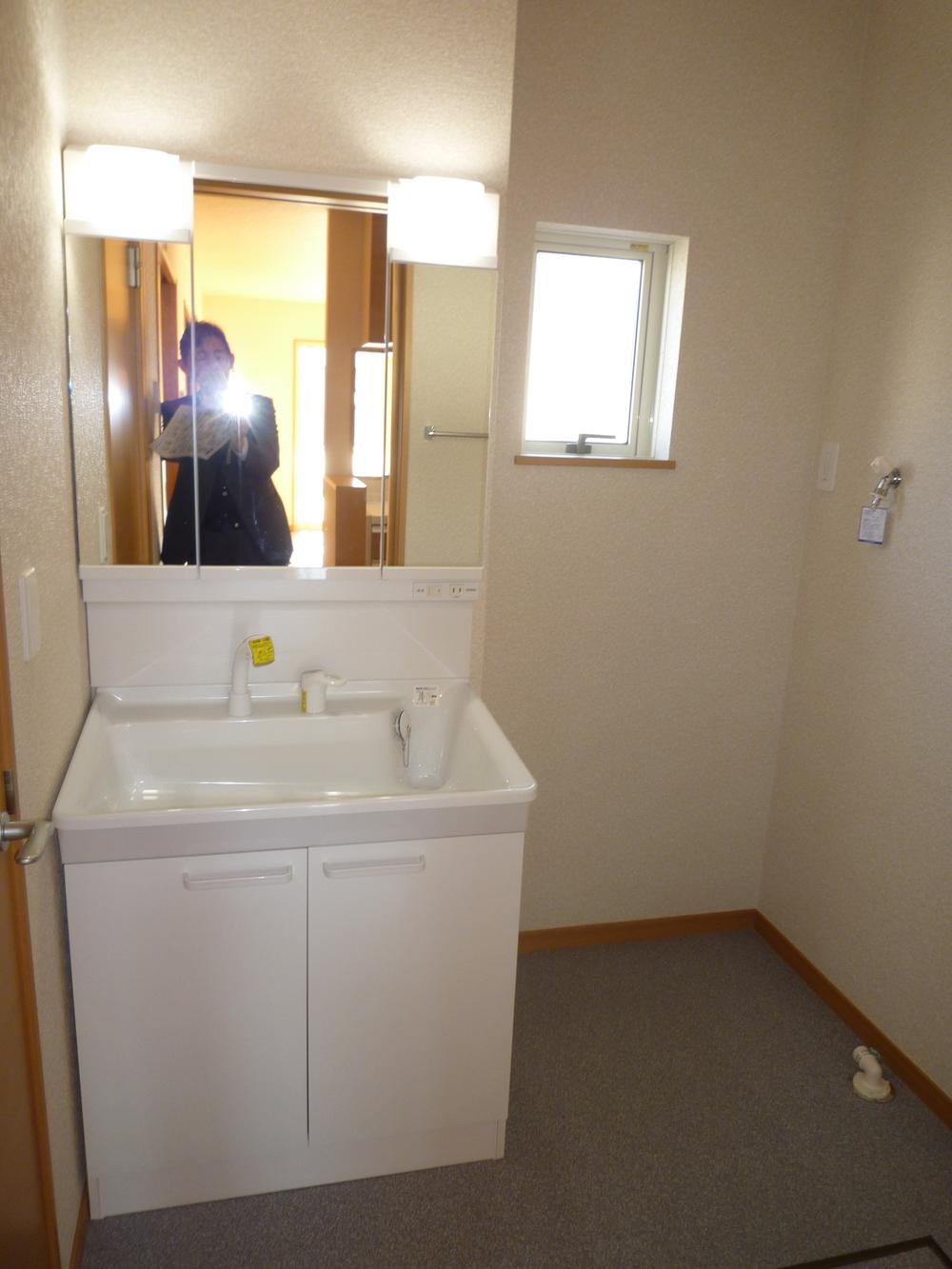 Wash basin, toilet. Three-sided mirror ・ Shampoo with Dresser