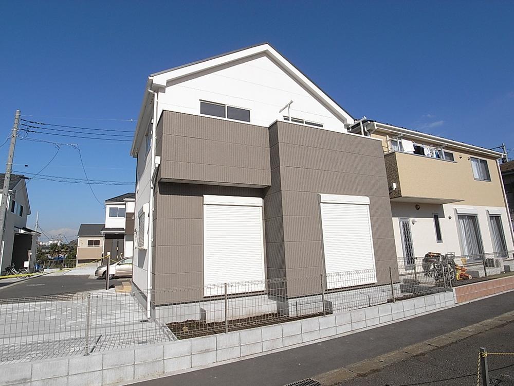 Local appearance photo. Day by missing each building south, Sense of openness is good. By the way, it is two-sided road! Local (11 May 2013) Shooting