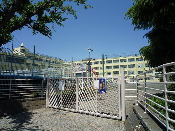 Primary school. A 10-minute walk from Daimon elementary school (about 730m)