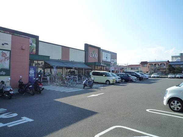 Supermarket. To Co-op Kanagawa walk about 8 minutes (about 640m)