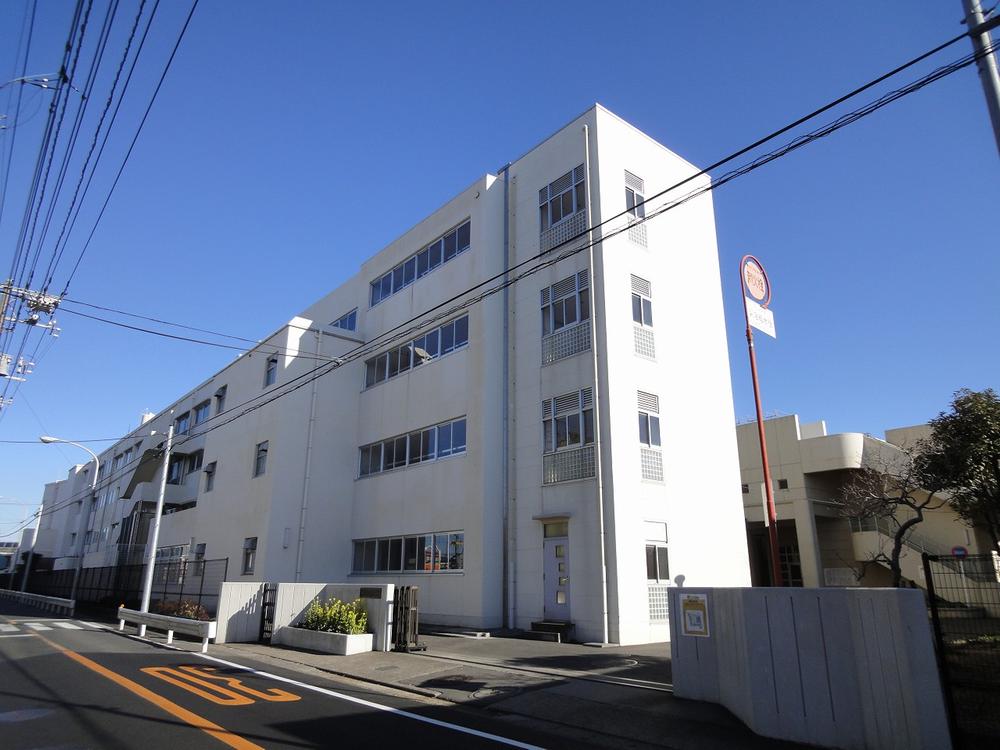 Junior high school. 700m until the original junior high school