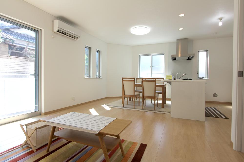 Living. Same specifications (October 2013) Shooting