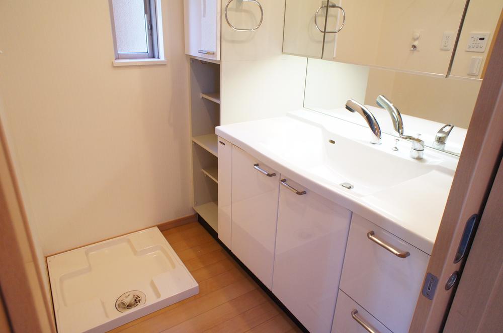 Wash basin, toilet. Room (August 2013) Shooting