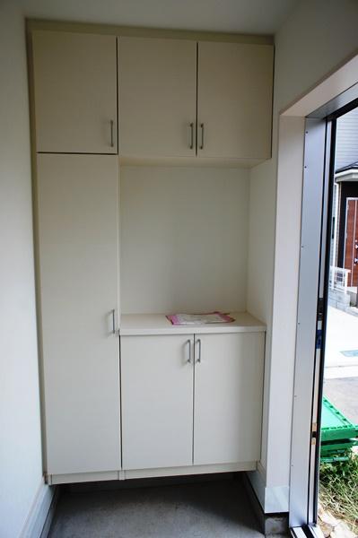 Entrance. Storage space plenty of entrance. (August 2013 shooting)