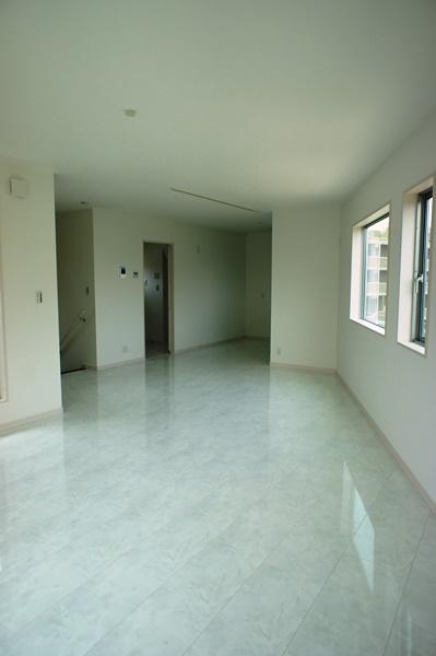 Living. On the floor of marble, Feeling of luxury living. The size are 20 quires. (August 2013 shooting)