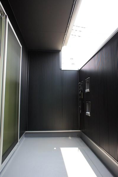 Balcony. Day is good on the south-facing balcony. (August 2013 shooting)