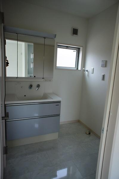 Wash basin, toilet. A large mirror and a large wash basin with an emphasis on ease-of-use (August 2013 shooting)