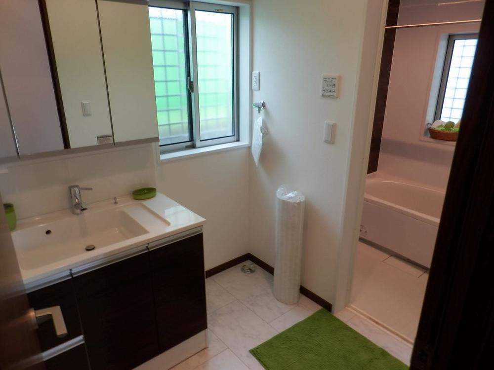 Wash basin, toilet. Washroom (09 May 2013) Shooting