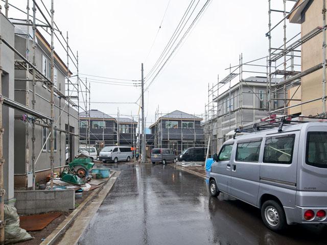 Local photos, including front road. It is a local photo of each building under construction!  Local photos, including front road