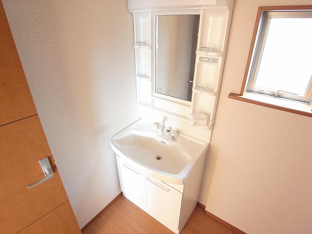 Wash basin, toilet. It is convenient basin also with a shower head! (November 2013) Shooting