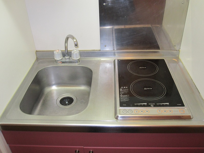 Kitchen. Easy to clean with a glass top stove