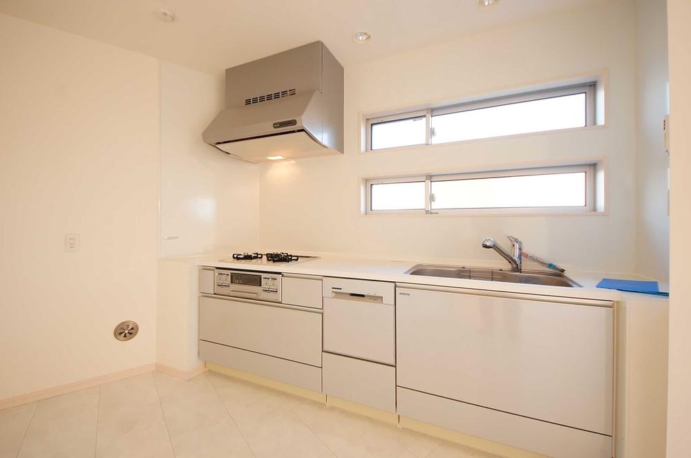 Kitchen. Indoor (11 May 2013) Shooting, This is a system kitchen with a dishwasher.