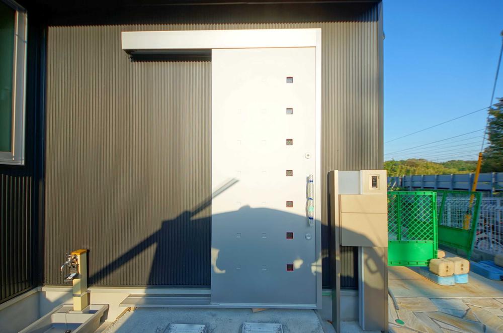 Entrance. Local (2 0131 November) shooting, It is the entrance door.