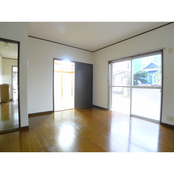 Living and room. Spacious LDK. Bright room on the south-facing. 