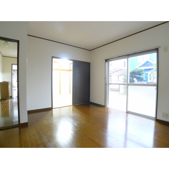 Living and room. Spacious LDK. Bright room on the south-facing.