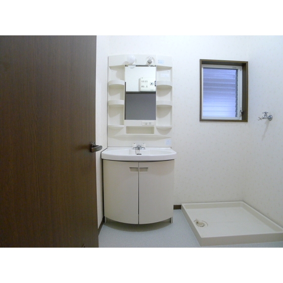 Washroom. Independent washbasin. It helps in the morning of the dressing.