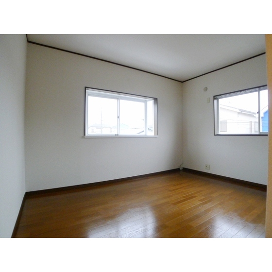 Other room space. There is a sense of liberation there is a window on the east side Western-style two-sided.