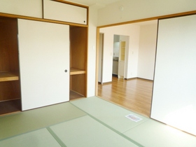 Living and room. Large with a closet in the Japanese-style room