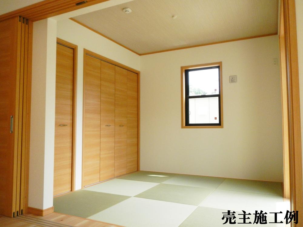 Non-living room. So it has also been equipped with relaxation of the Japanese-style room, Family gatherings can also while taking a warm in kotatsu.