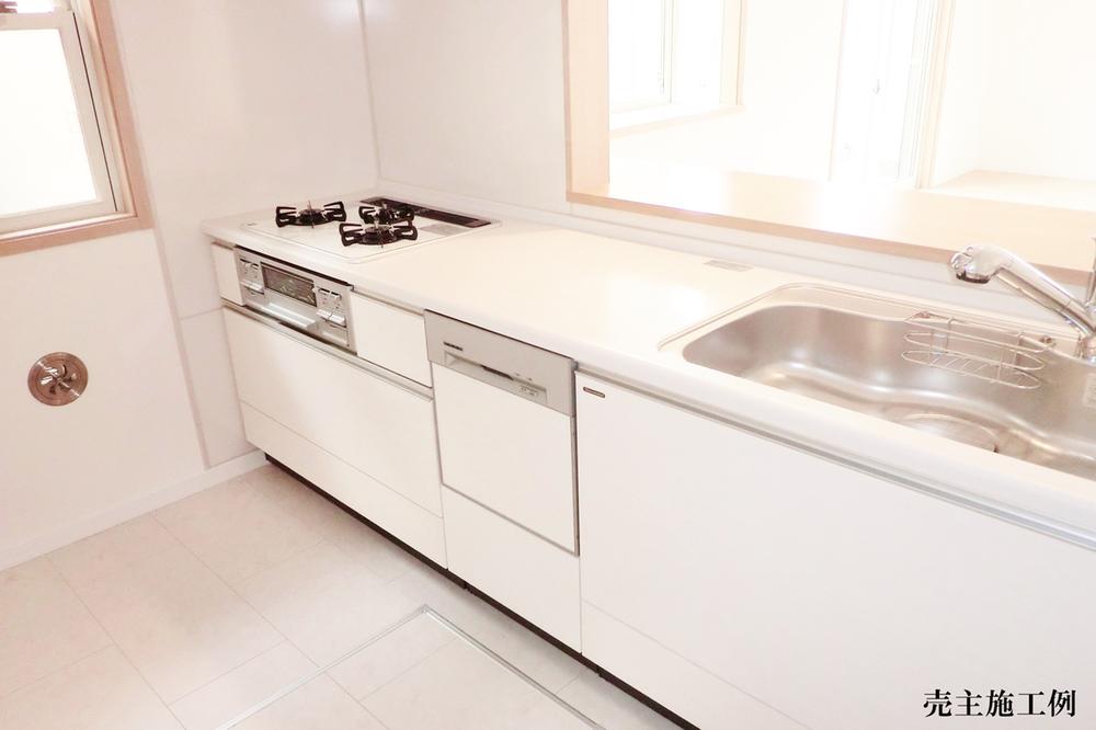 Kitchen. Dish washing and drying machine ・ Water purifier shower nozzle extends, Kitchen that is also equipped with under-floor storage is, It has been enhanced in particular because you use every day!