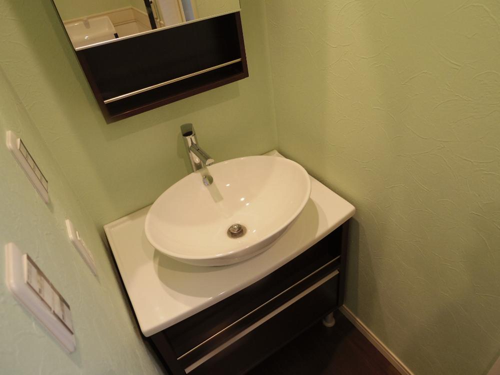 Wash basin, toilet. Indoor (12 May 2013) Shooting