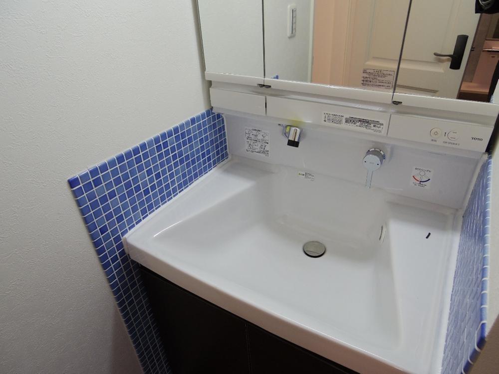 Wash basin, toilet. Indoor (10 May 2013) Shooting