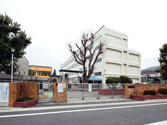 Primary school. 1090m to Yokohama Municipal Futatsubashi Elementary School