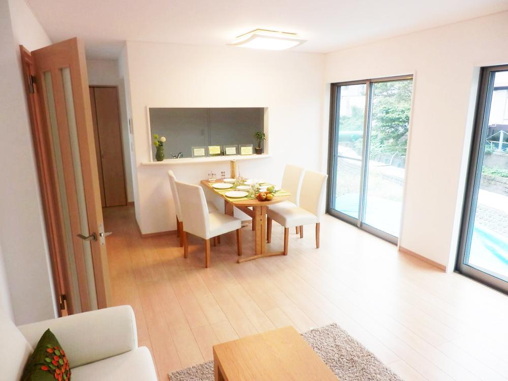 Same specifications photos (living). But it is currently under construction, Since there is a property that has been completed of the other site you will in a room look! You can guide! (The company specification example)