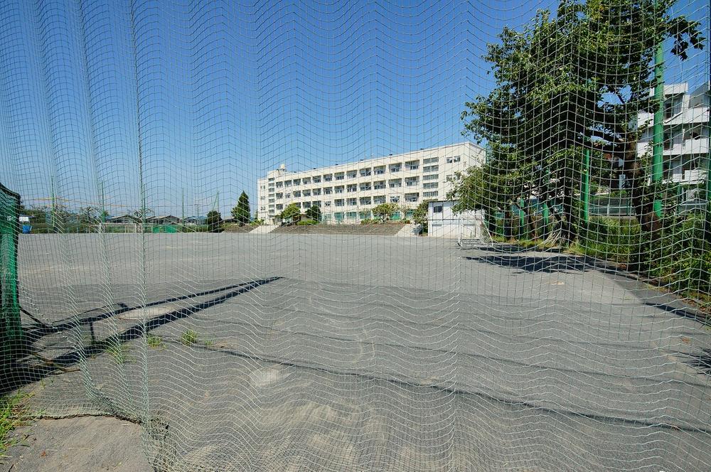 Junior high school. 300m to Higashino junior high school