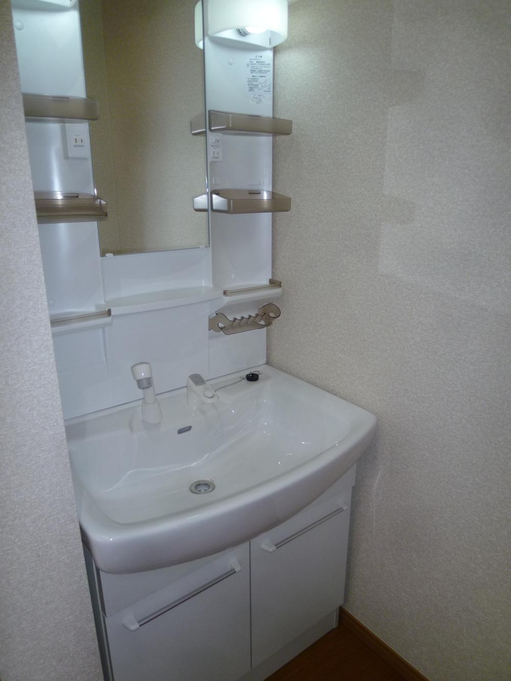 Wash basin, toilet. Indoor (December 20, 2013) Shooting